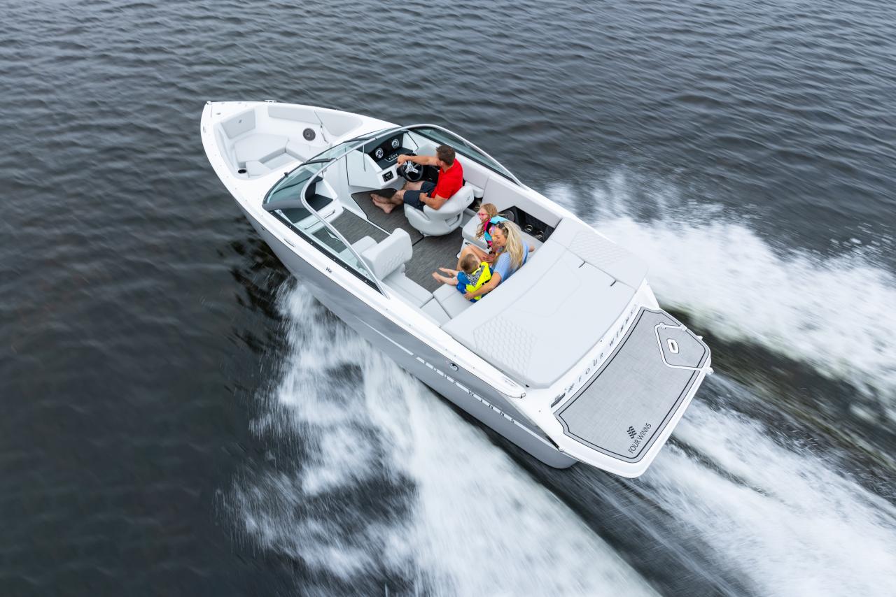 Four Winns H2 Horizon Freedom IO bowrider speeding across the lake – sleek design with smooth, stable ride, Lark Marine