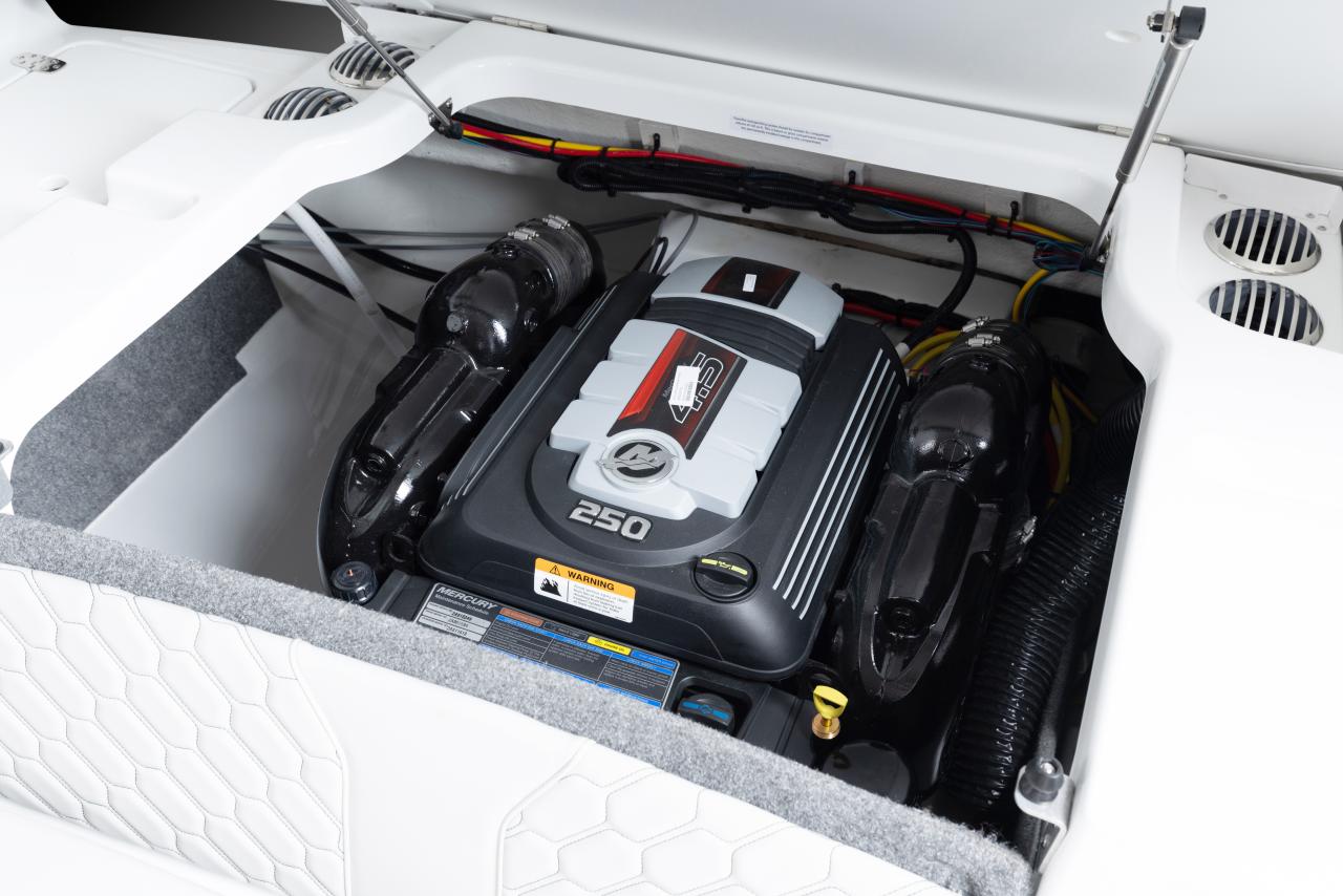 Four Winns H2 Horizon Freedom IO inboard/outboard engine compartment – high-performance power, Northern Michigan’s Lark Marine
