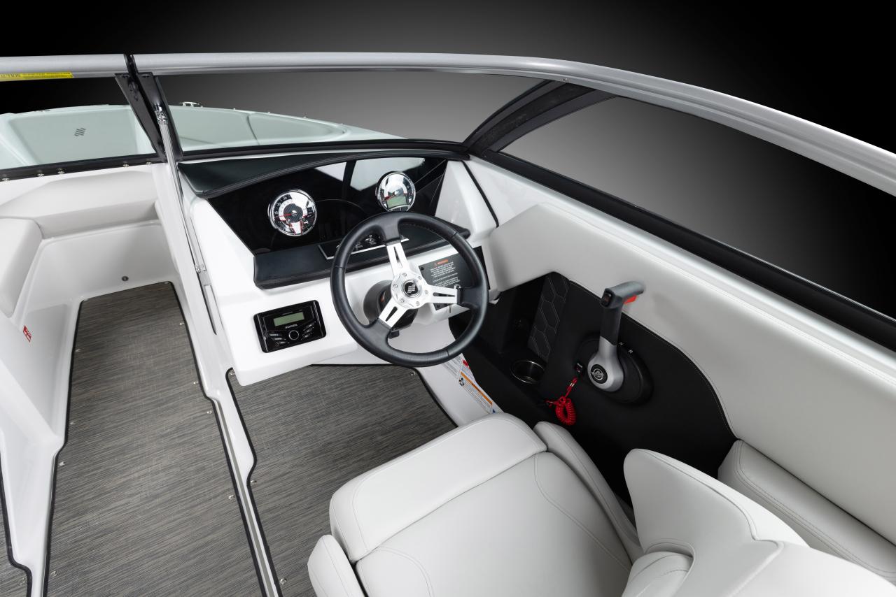 Four Winns H2 Horizon Freedom IO helm with deluxe steering and digital gauges – modern dash layout, Lark Marine Cadillac MI