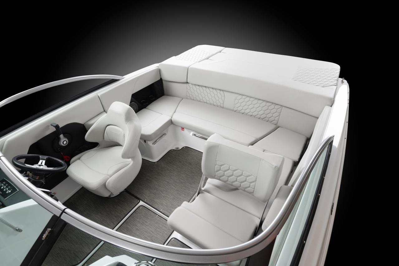 Four Winns H2 Horizon Freedom IO 2026 bowrider – overhead view highlighting seating, helm, and stern layout, available at Lark Marine