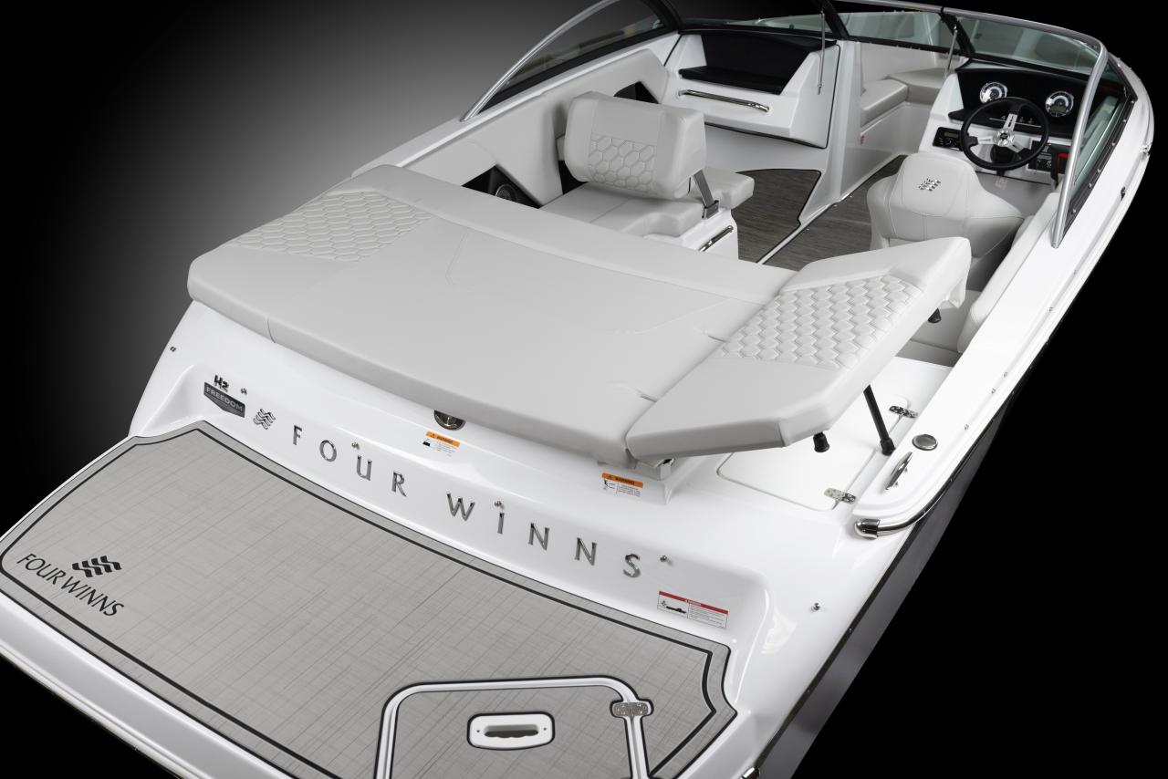 Four Winns H2 Horizon Freedom IO stern seating with swim platform – family-friendly boating, Lark Marine inventory