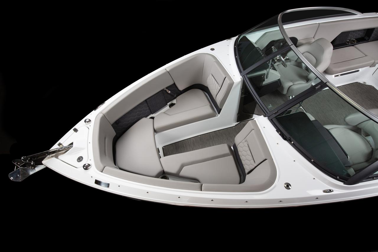 Four Winns Horizon cockpit and helm layout – premium controls and bow seating, Northern Michigan dealer Lark Marine