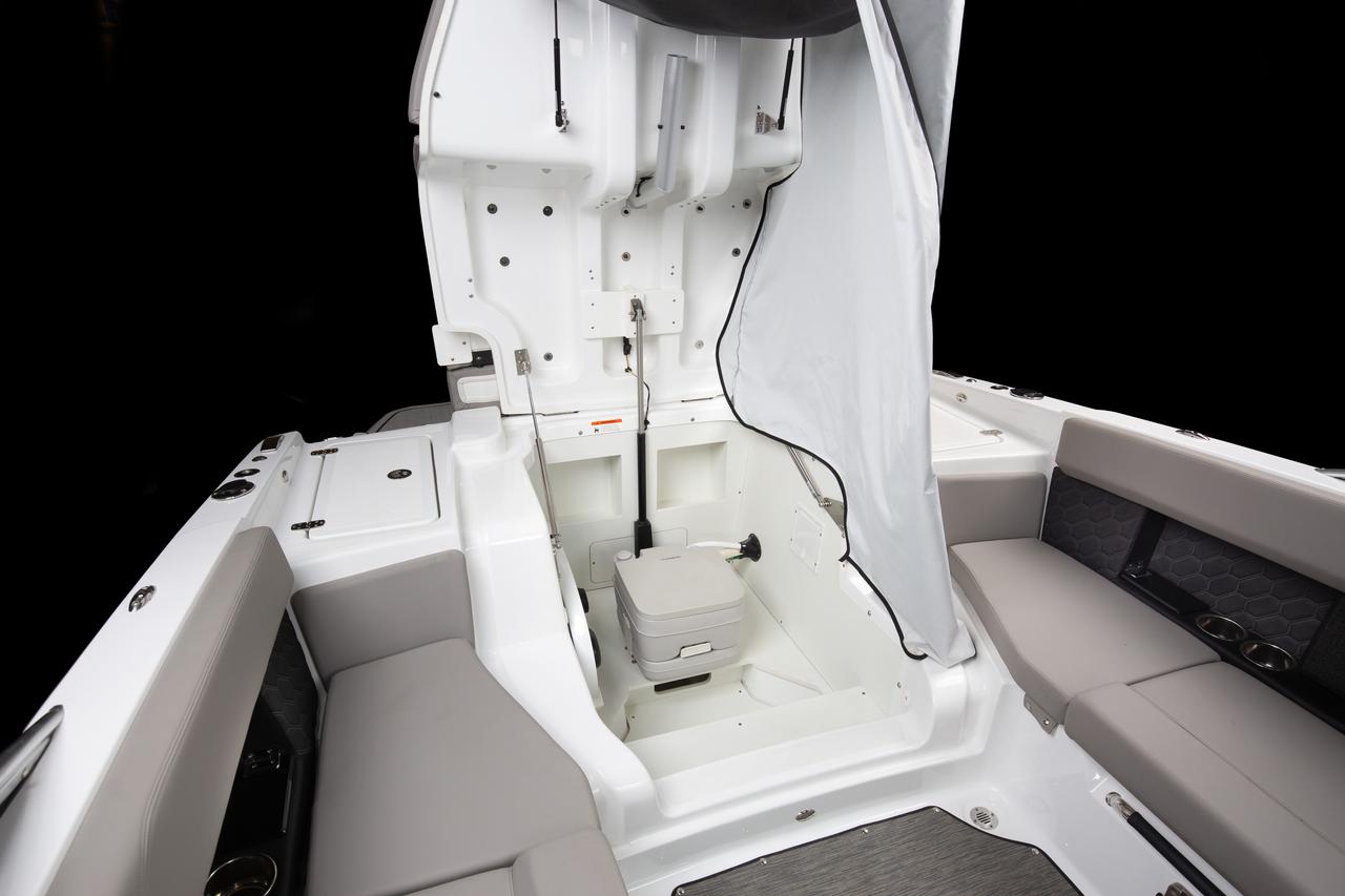 Four Winns Horizon with Mercury head cabin – family boating convenience from Lark Marine