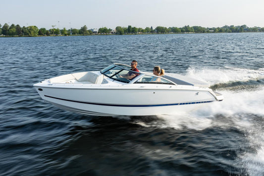 Four Winns H1 Horizon Freedom IO bowrider cruising on lake – 20’ model with Mercury inboard/outboard, available at Lark Marine