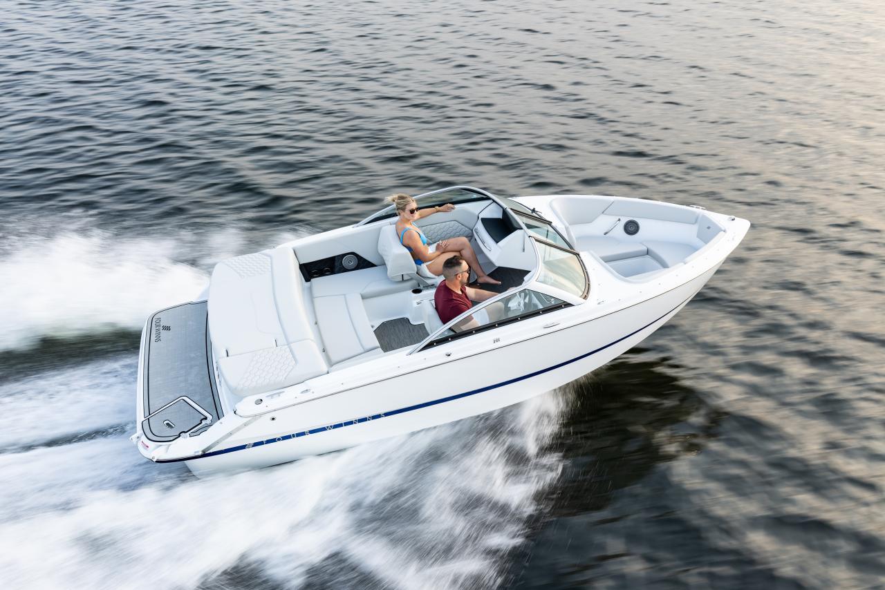 Four Winns H1 Horizon Freedom IO speeding across lake – sleek bowrider hull, stable and comfortable ride, Lark Marine