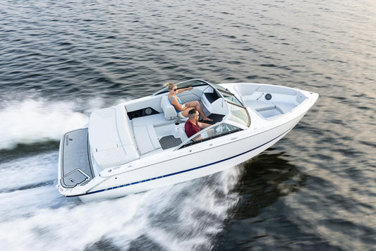 Four Winns H1 Horizon Freedom IO bowrider speeding across lake – 20’ entry-level model with Mercury power, Lark Marine