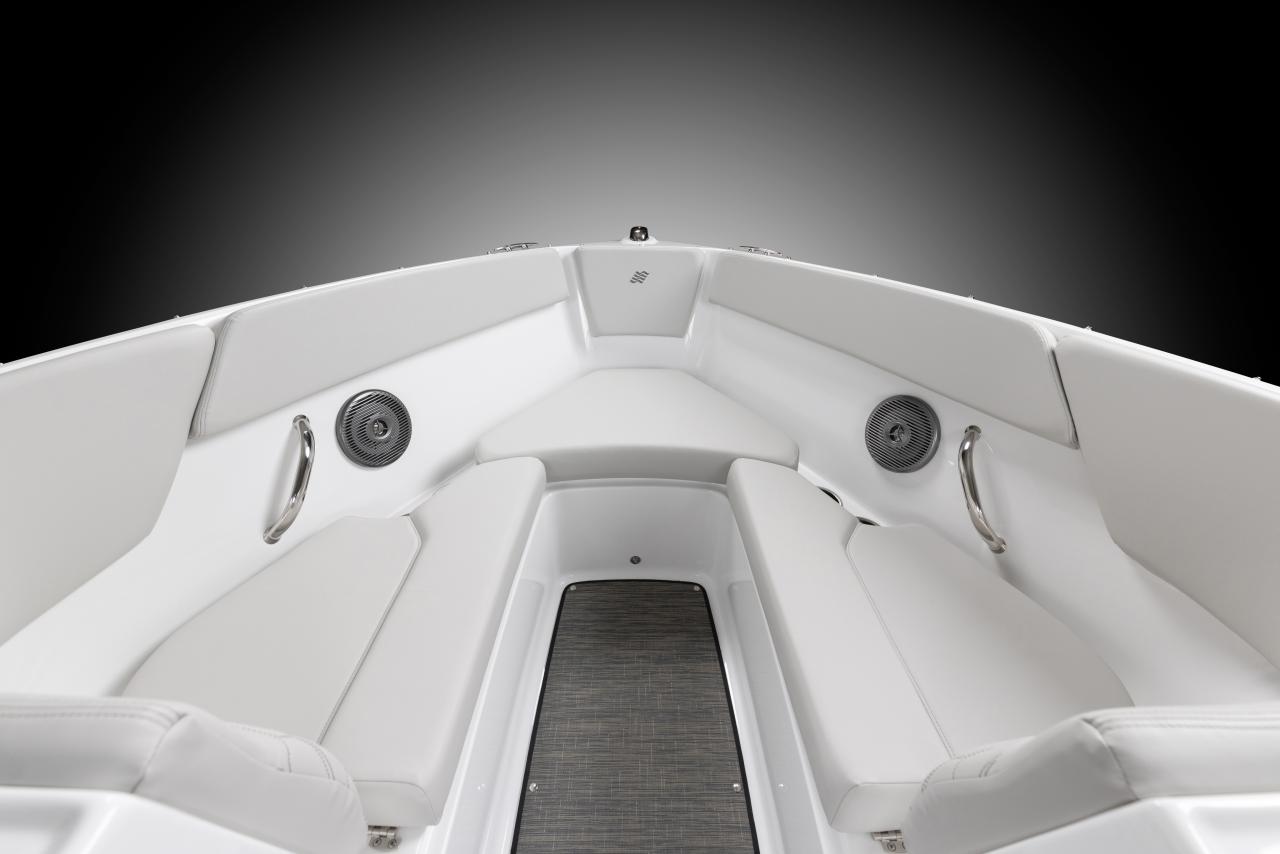 Four Winns H1 Horizon Freedom IO bow seating with cushions and storage – family-friendly design, Lark Marine inventory