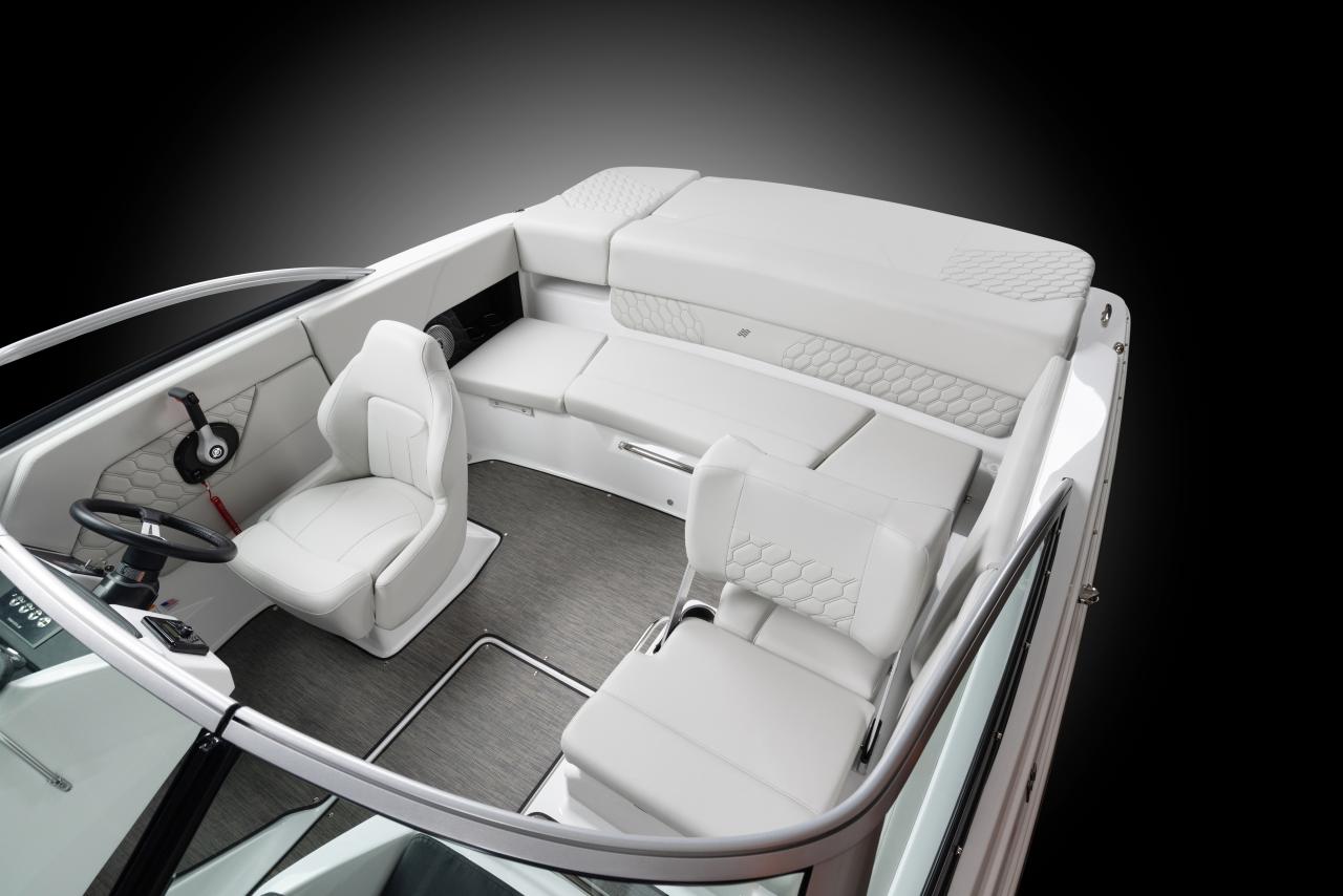 Four Winns H1 Horizon Freedom IO stern lounge with convertible seating – practical for relaxation and water access, Lark Marine