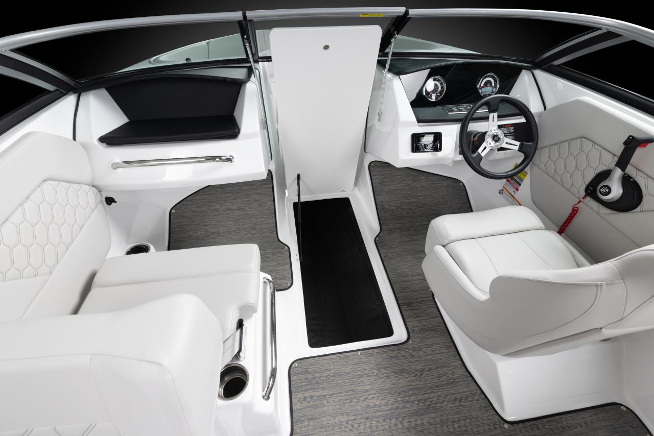 Four Winns H1 Horizon Freedom IO cockpit seating with cupholders and walkthrough design – premium comfort, Lark Marine