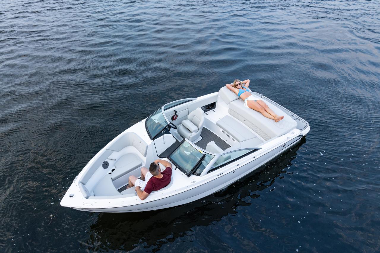 Four Winns H1 Horizon Freedom IO bowrider with family onboard – versatile entry-level boat, Lark Marine Northern Michigan