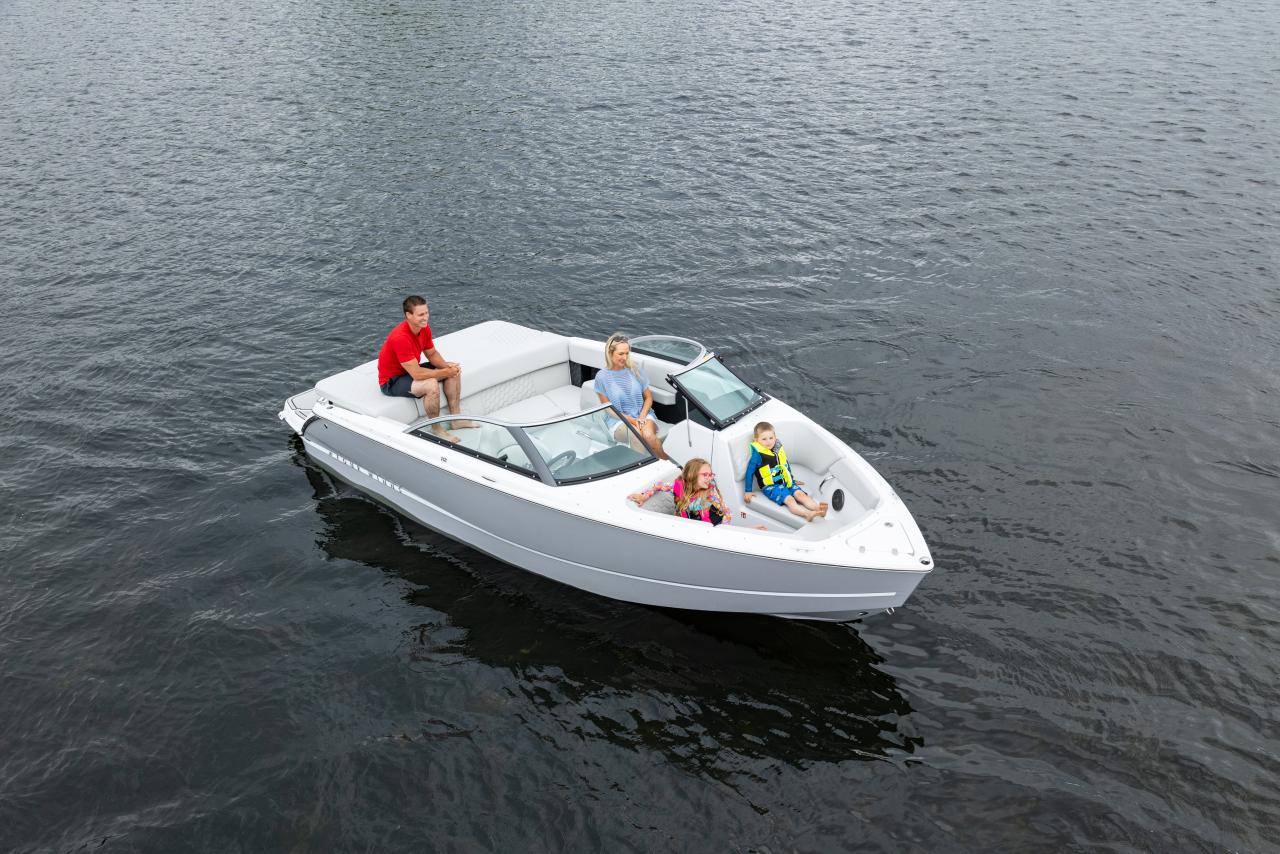 Four Winns H2 Horizon Freedom IO cruising with family onboard – 20' bowrider with Mercury engine, available at Lark Marine