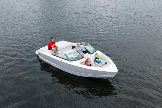 Four Winns H2 Horizon Freedom IO cruising with family onboard – 20' bowrider with Mercury engine, available at Lark Marine